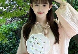 这桌子上的瓜，不分享真可惜！快来17吃瓜网瞧瞧。