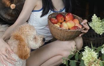 别被人卖了还哭鼻子，赶快来“92吃瓜中心”免费接收内幕！