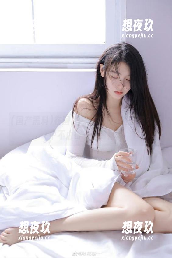 在国产黑料的地址里翻牌，心中不由得一阵窃喜。